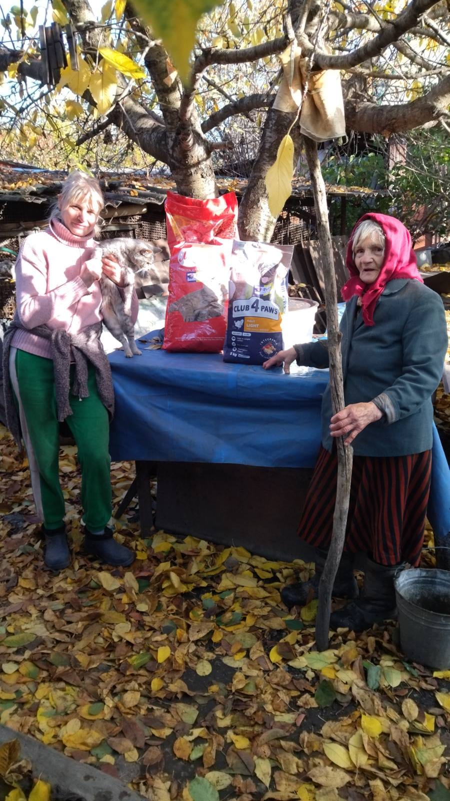 Фото із закупівлі та передачі корму